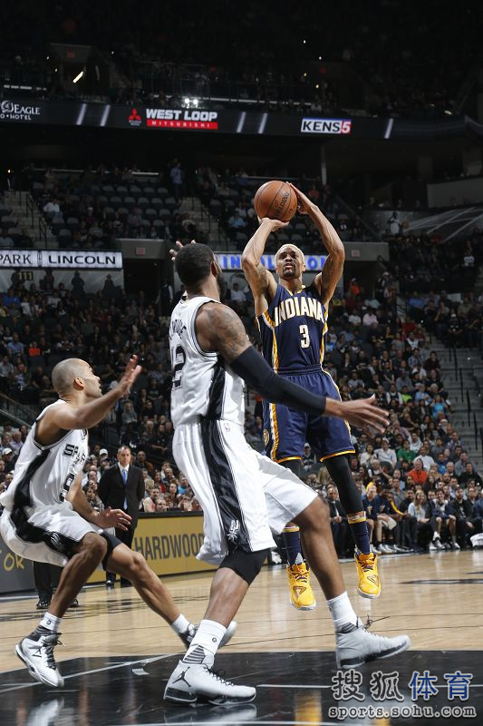 马刺横扫雄鹿,乔治·希尔完成帽子戏法的简单介绍 马刺横扫雄鹿,乔治·希尔完成帽子戏法的简单介绍