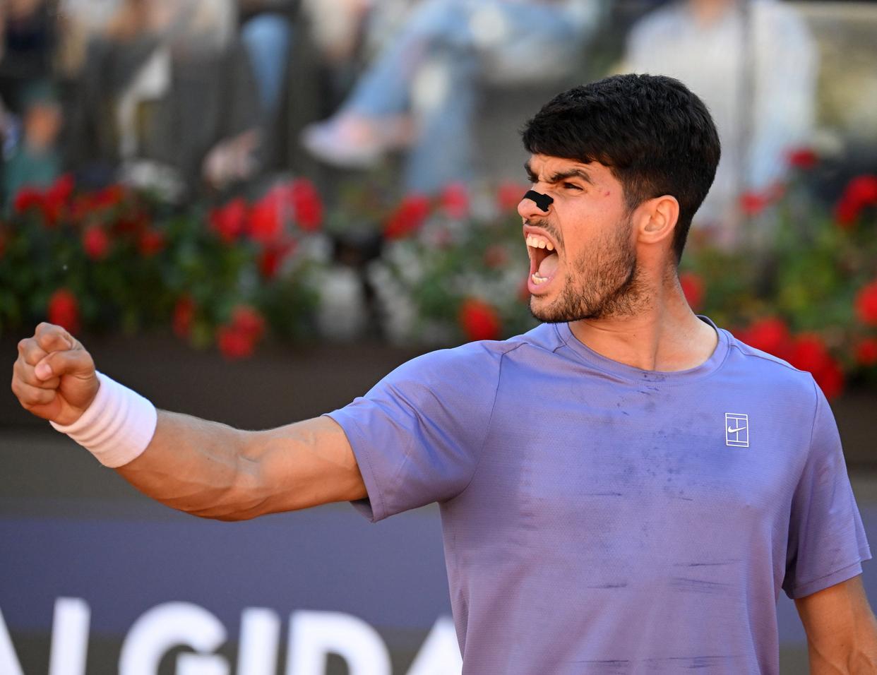 包含西班牙网球队血洗德国网球队，阿尔卡拉斯打破历史纪录的词条