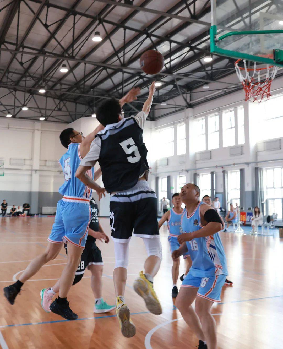 开云平台-球场上的激烈对抗，篮球比赛掀起热潮的简单介绍