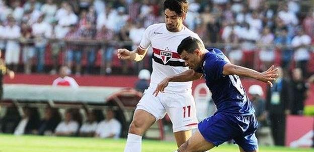 开云体育在线-客场逆转克鲁塞罗，双线作战势如破竹