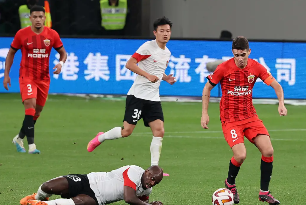 上港主场大胜河北,继续稳坐榜首 上港主场大胜河北,继续稳坐榜首