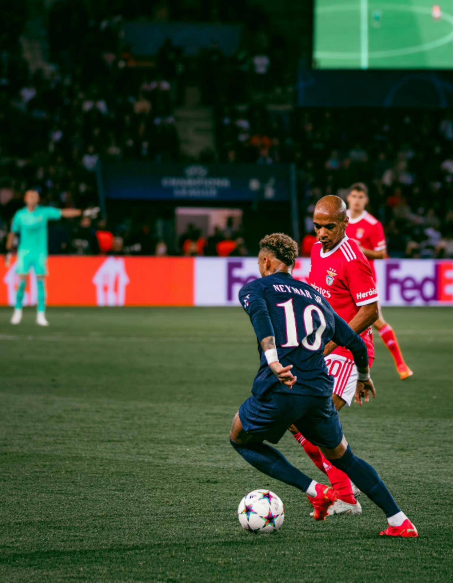 关于足球比赛中球员展现出色发挥,赢得关注的信息 关于足球比赛中球员展现出色发挥,赢得关注的信息