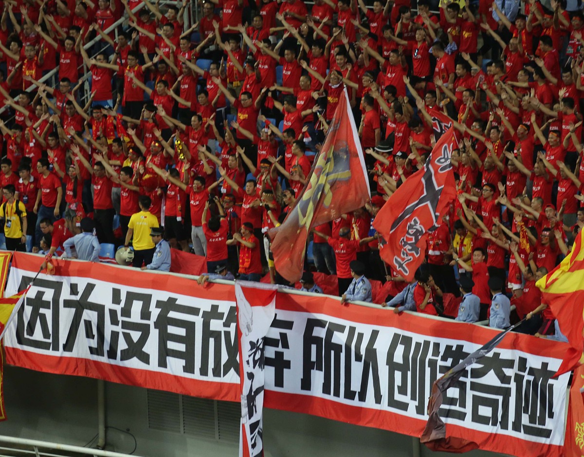 开云足球直播-热刺球迷助威嗓门高亢，球队踏入胜利之门的简单介绍