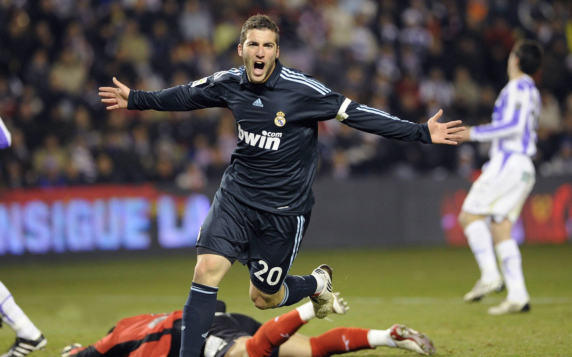 跨界胜利的隐喻，从基辅到丹佛，当代竞技场上的接管叙事